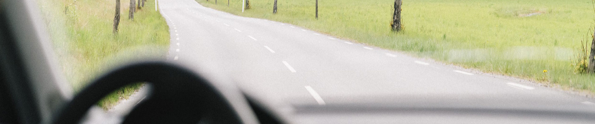 landsväg genom vindrutan