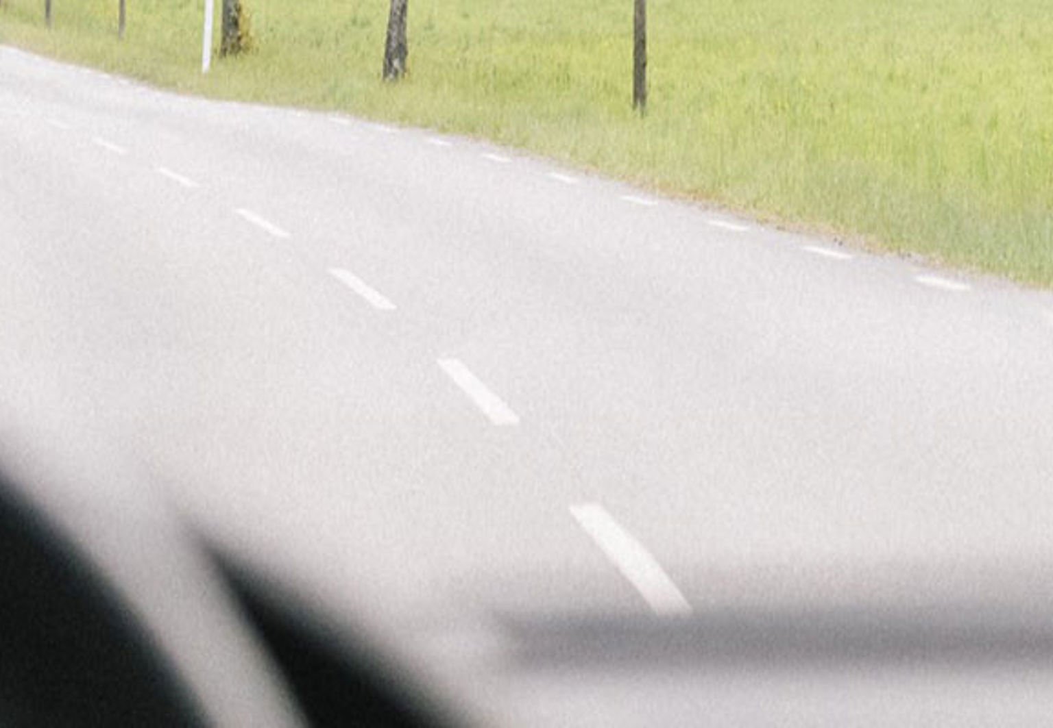 landsväg genom vindrutan