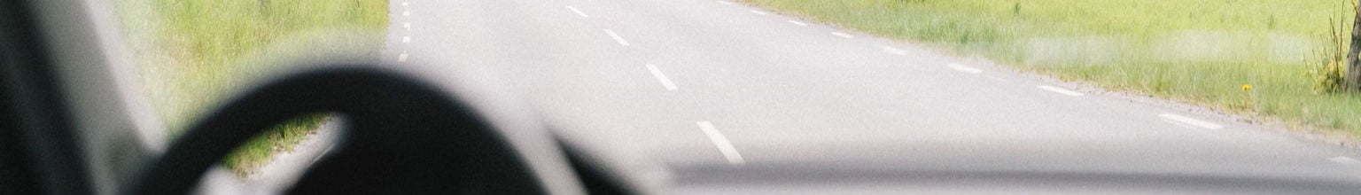 landsväg genom vindrutan