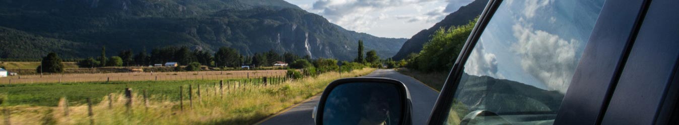 bil på landsväg närbild