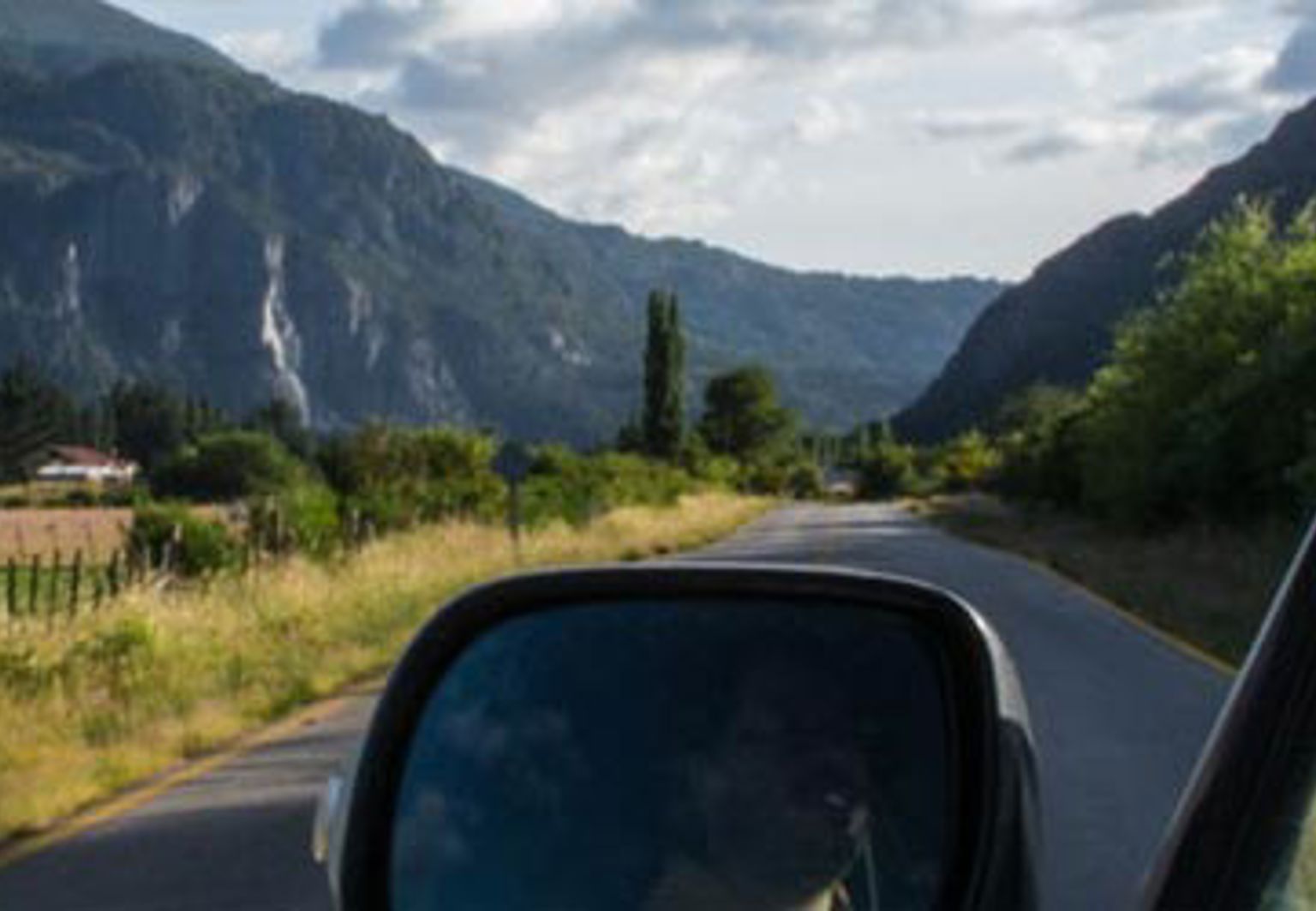 bil på landsväg närbild