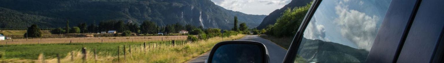 bil på landsväg närbild