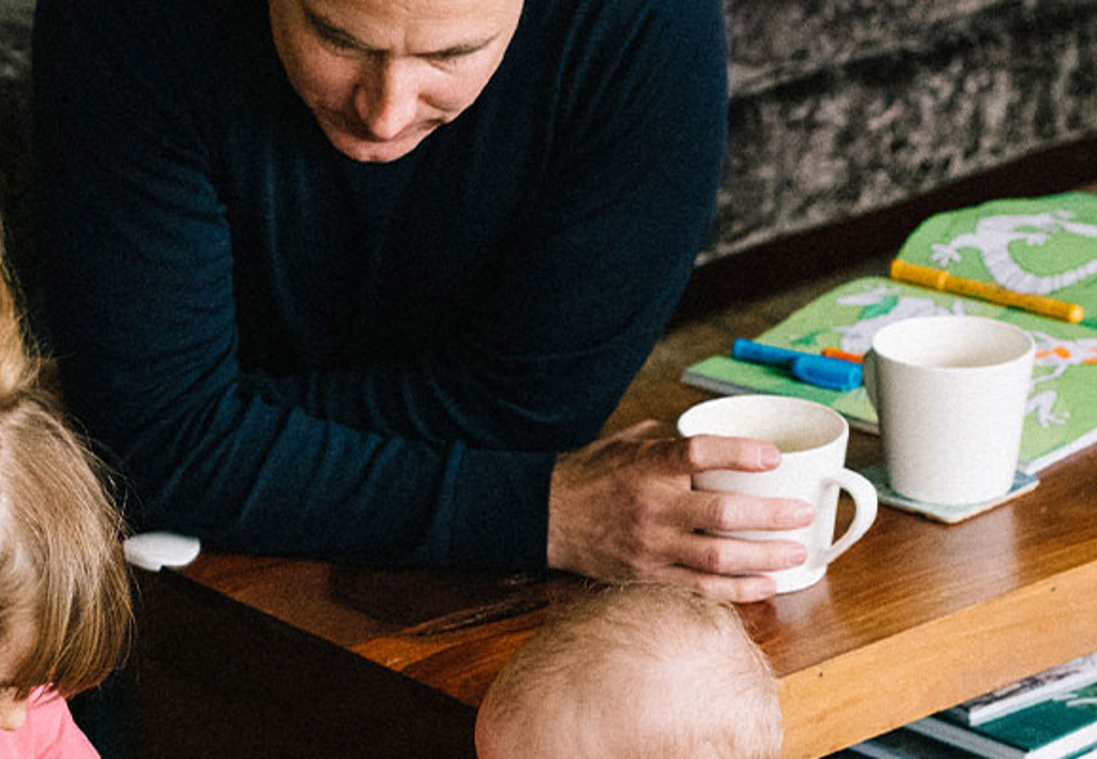 familj hemma vid soffbordet