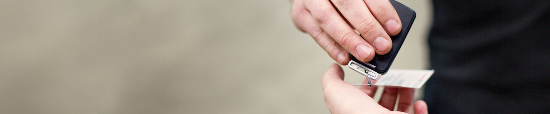 närbild på hand som håller en bilnyckel till en hyrbil