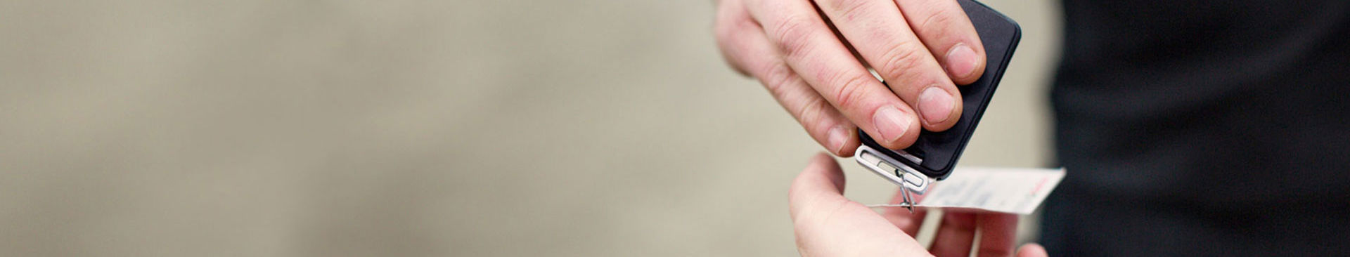 närbild på hand som håller en bilnyckel till en hyrbil