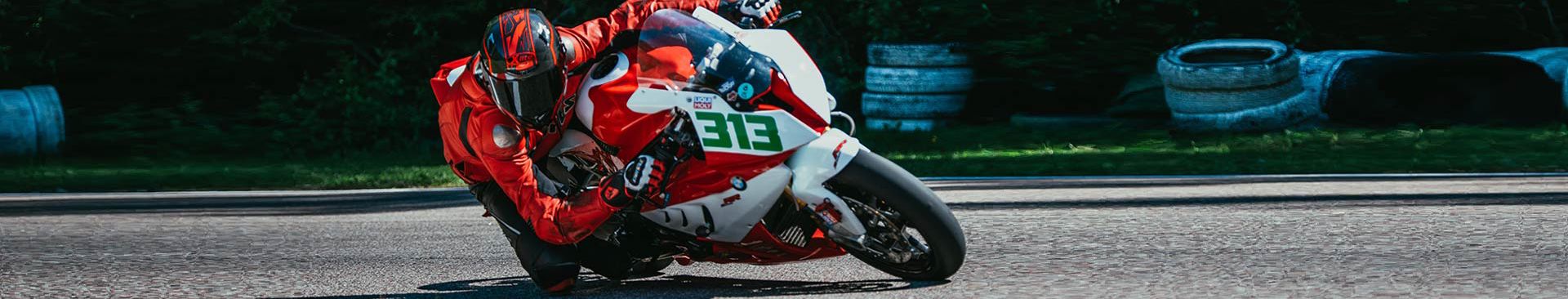 motorcyklist kör MC på bana