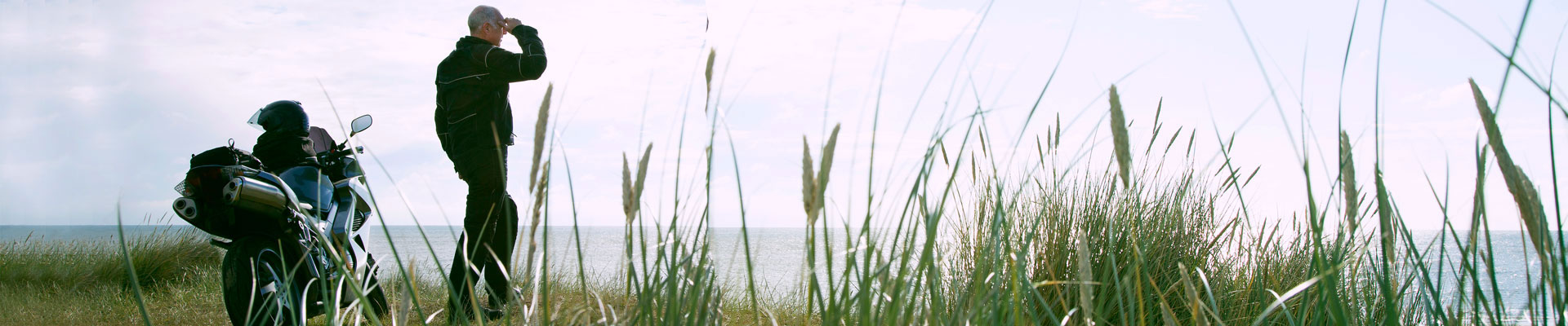 person tar en paus med sin motorcykel