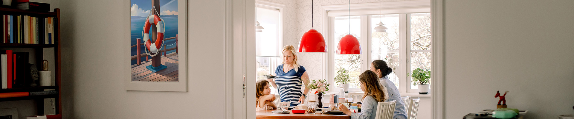 familj hemma vid sitt matbord