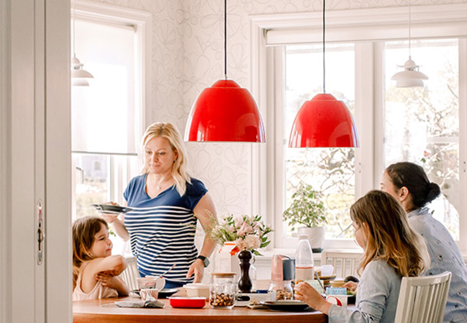 familj hemma vid sitt matbord