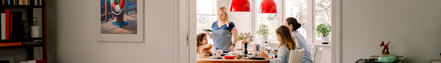 familj hemma vid sitt matbord