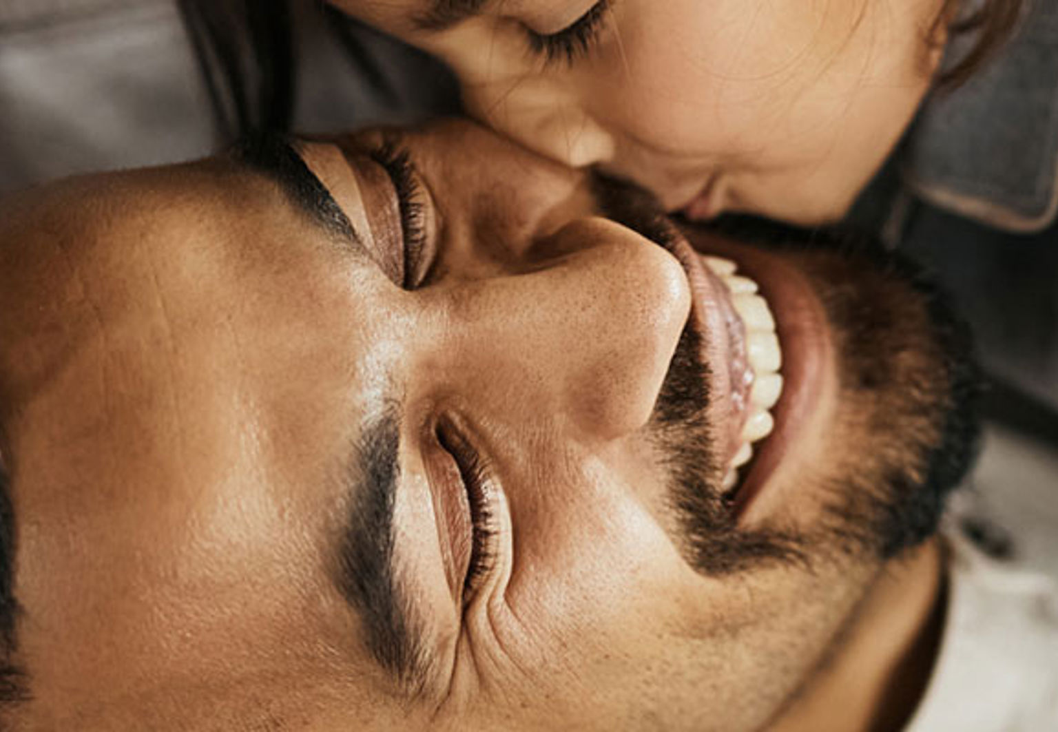 man med sitt barn som kramas