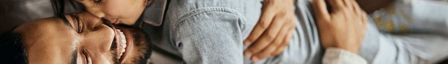 man med sitt barn som kramas