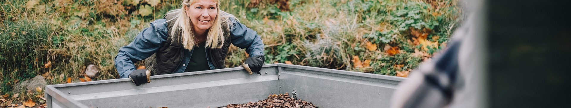 kvinna vid släpvagn efter personbil