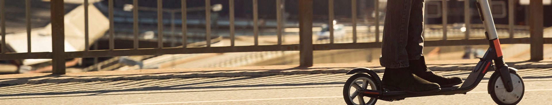 någon åker sparkcykel över en bro