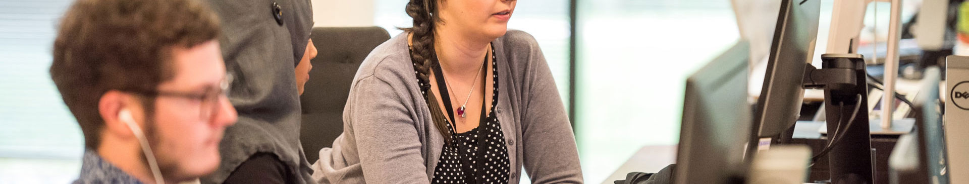 ungdomar som pluggar vid datorn