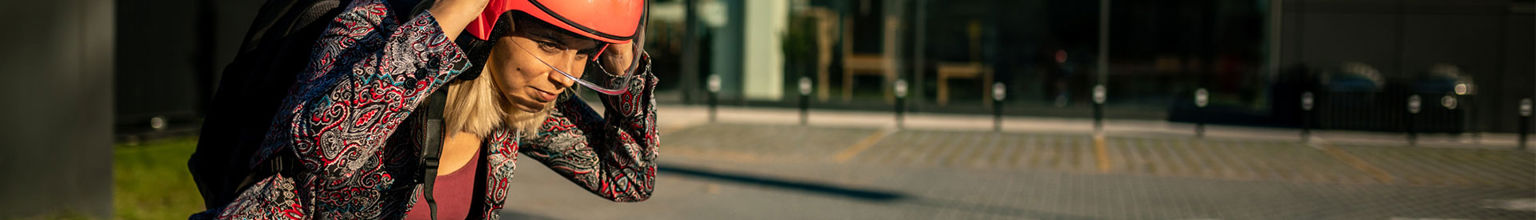 ung kvinna med röd hjälm vid sin moped