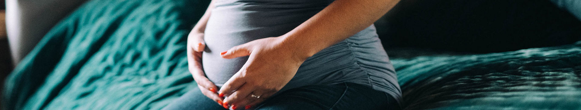 gravid kvinna håller om sin mage