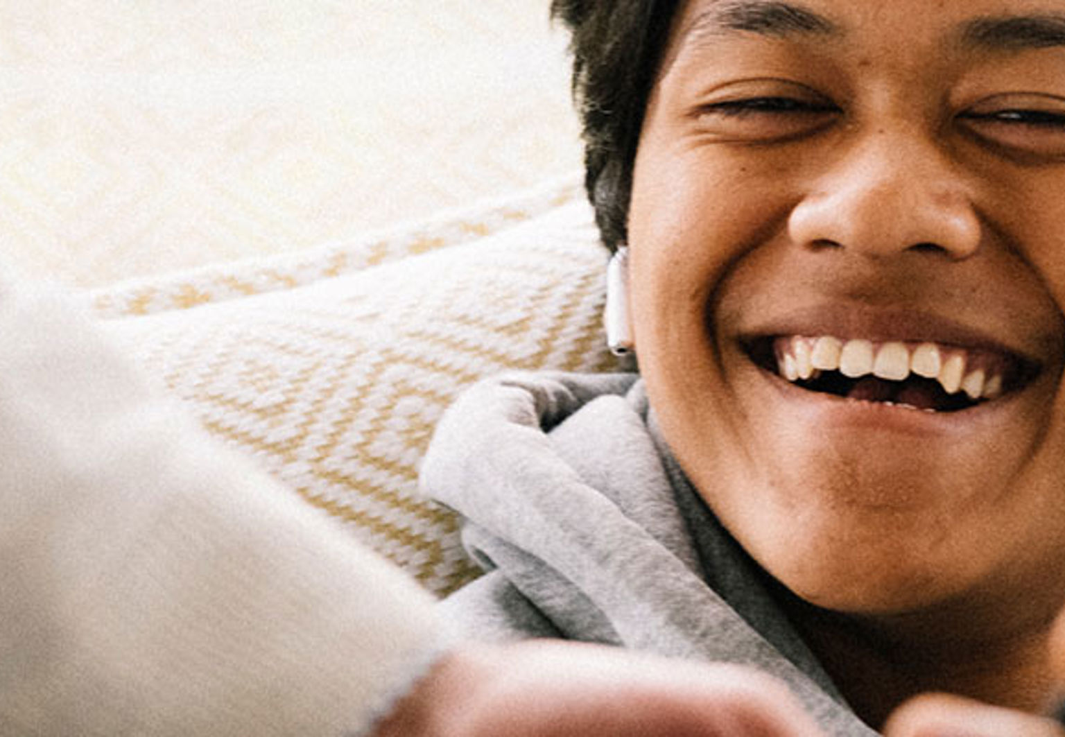 glad tonåring med mobil i handen