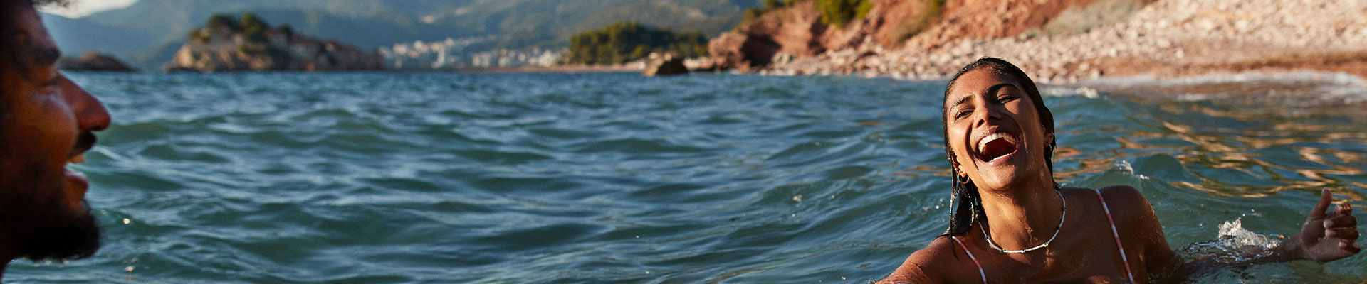 ungt par badar i havet på semester