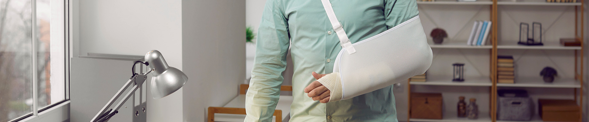 man med armen i mitella