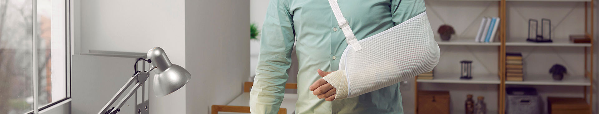 man med armen i mitella