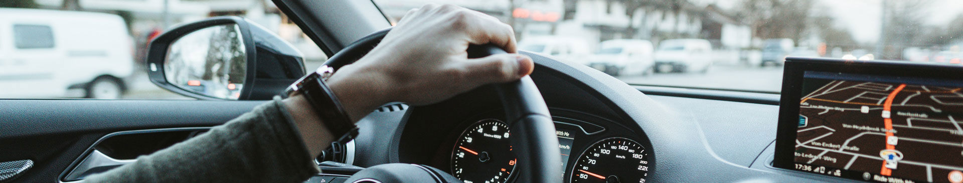 inuti en bil med en hand på ratten