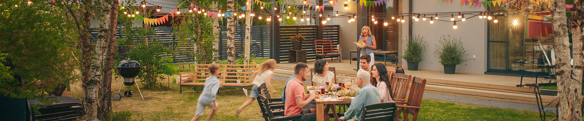 familj ute i sin villaträdgård