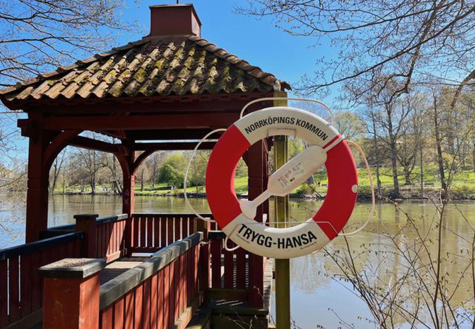 livboj vid lusthus på brygga