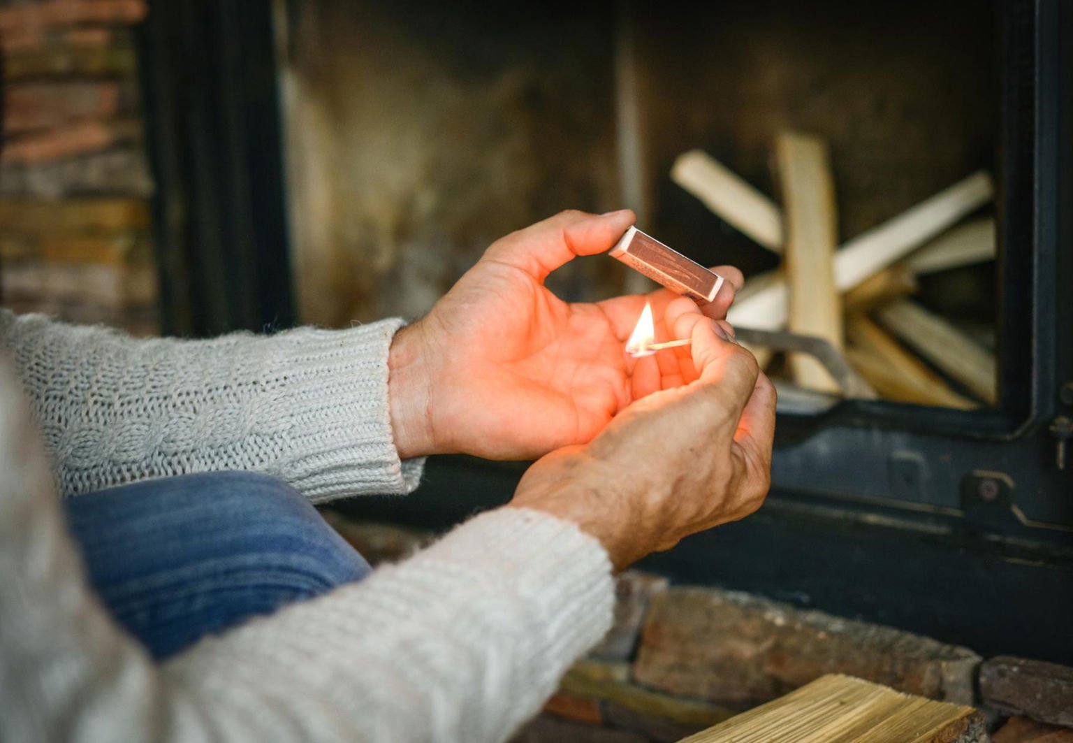 man på väg att tända brasan
