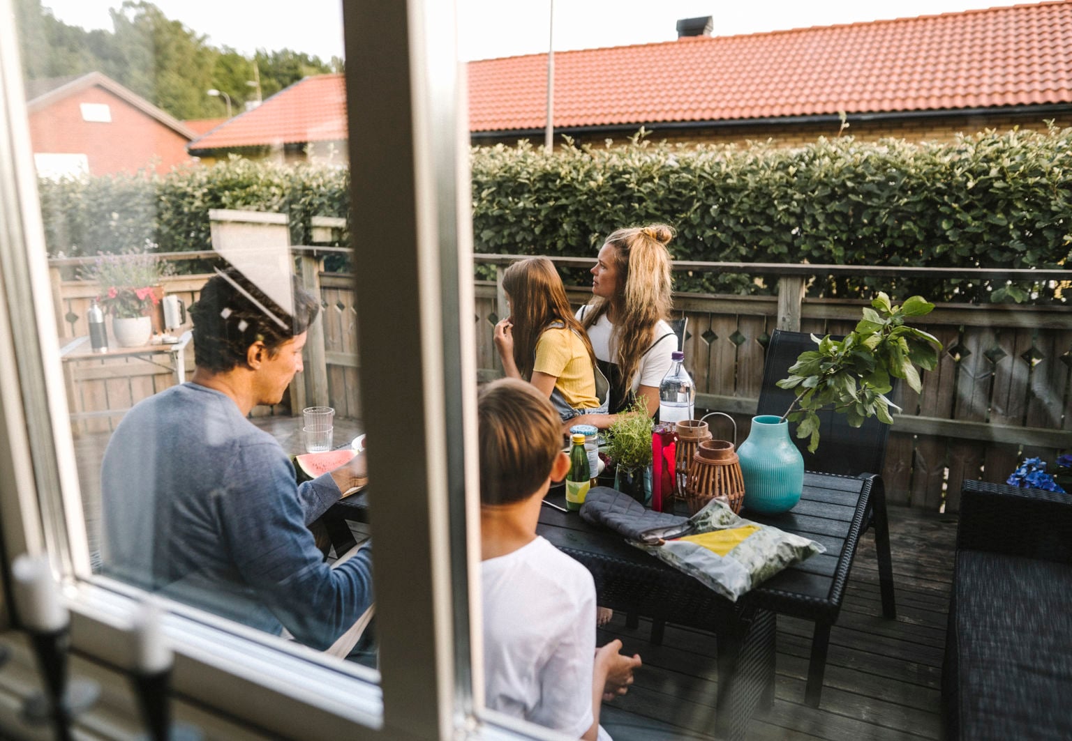 Familj sitter på veranda och umgås