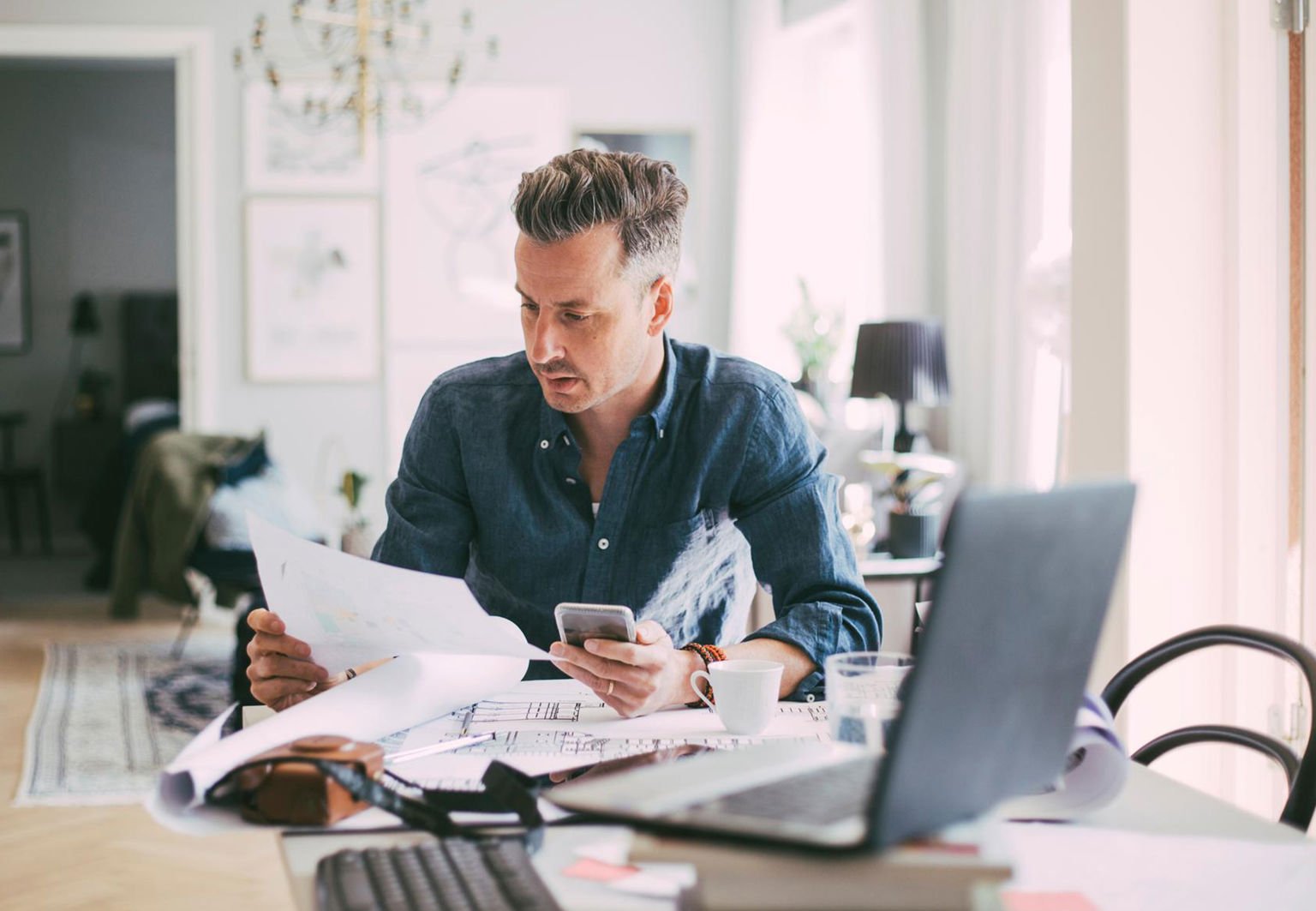 man arbetar vid köksbordet