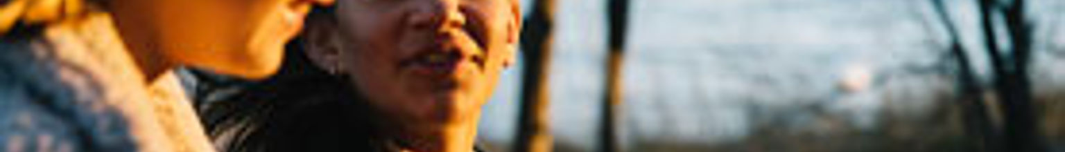 närbild två unga tejer utomhus