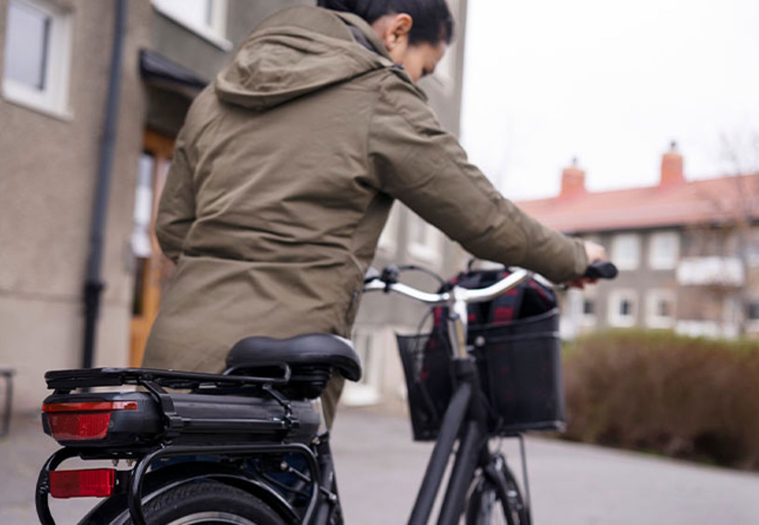 ung kvinna leder sin cykel