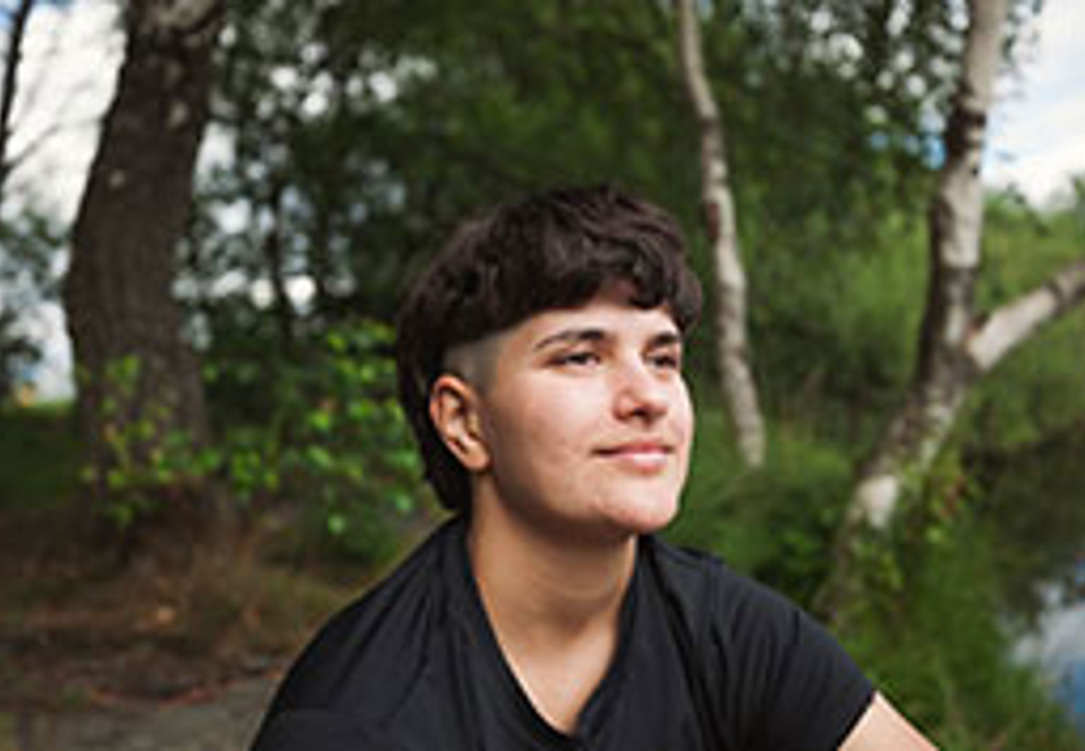 närbild på tonåring utomhus