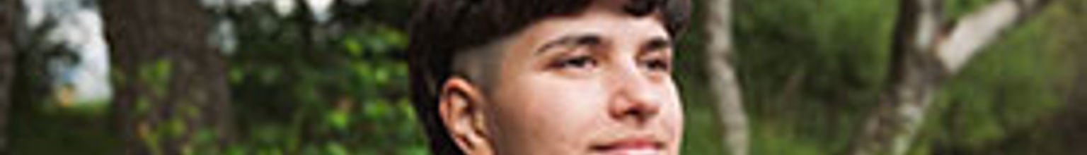 närbild på tonåring utomhus