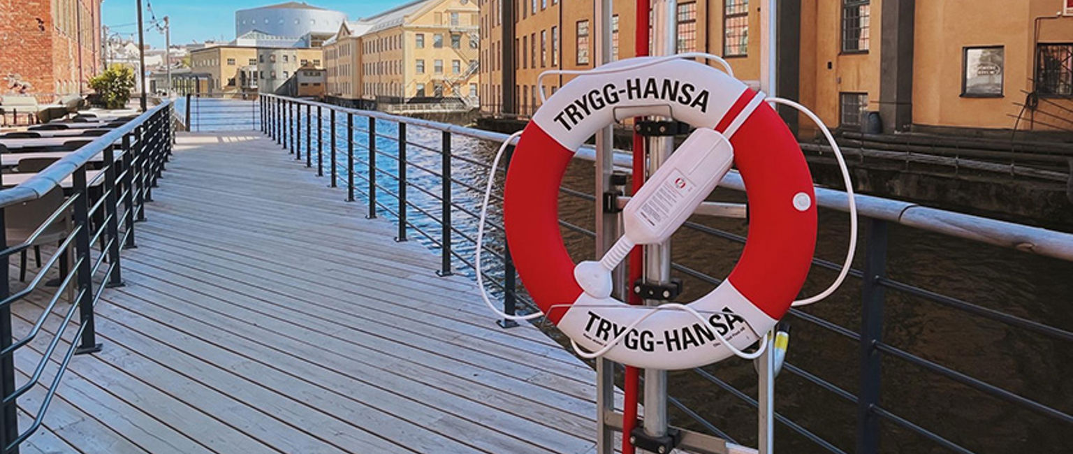 livboj vid en brygga vid vatten i staden