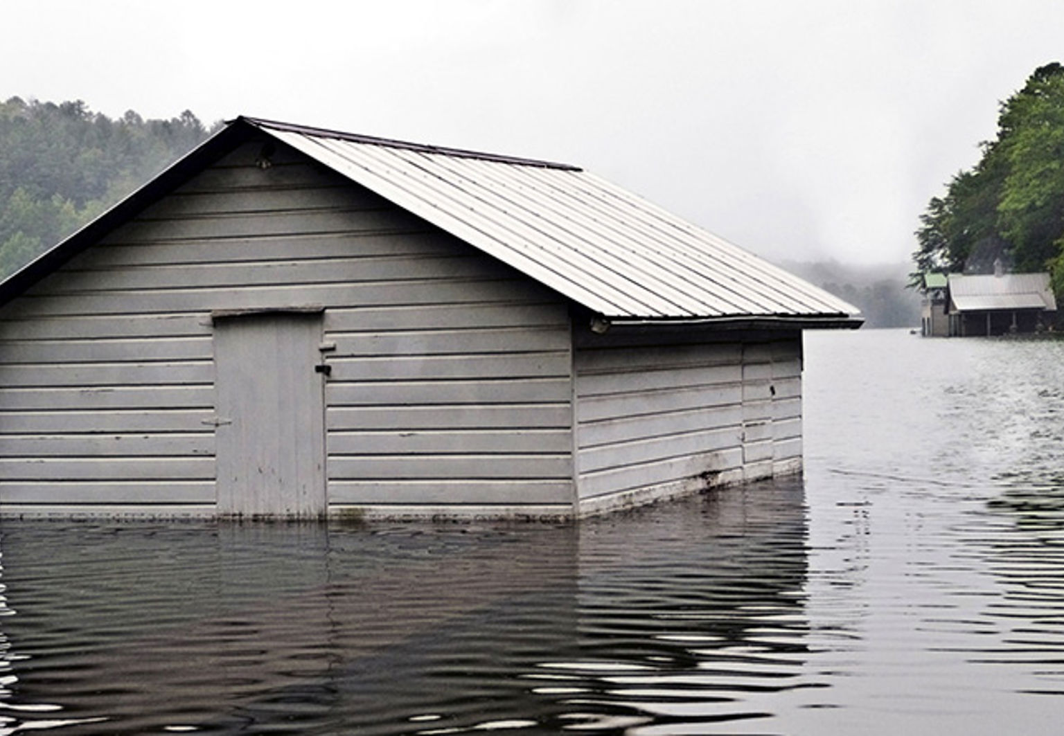 gammalt uthus under översvämning