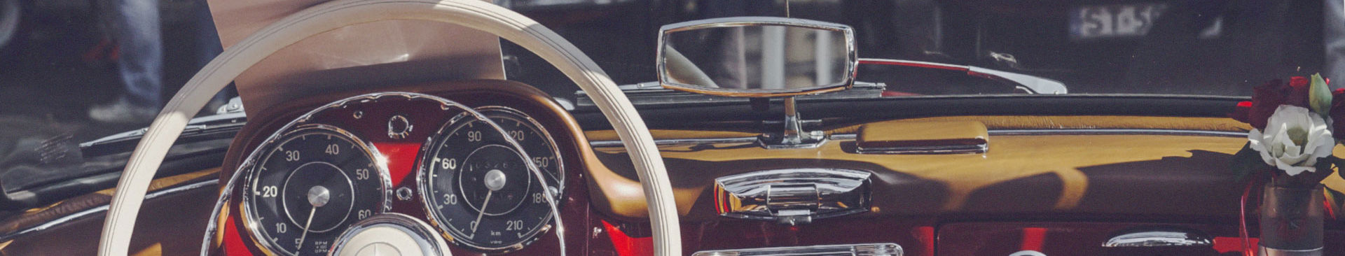 inuti en entusiastbil ratt och instrumentbräda